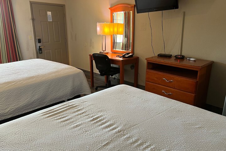 2 Double Beds (6 of 8)