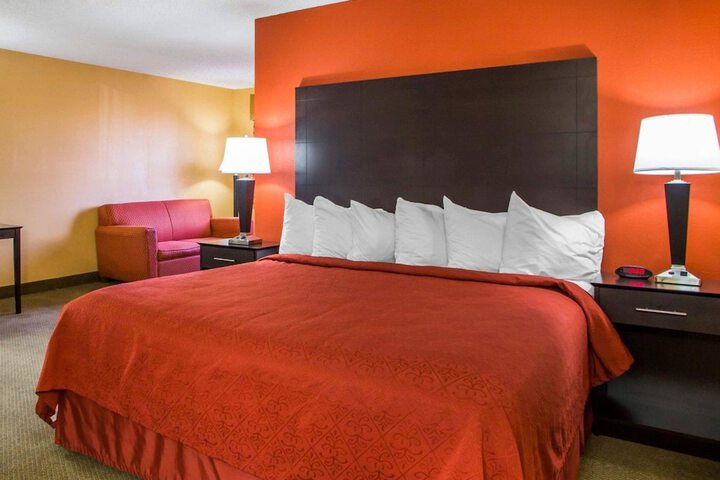 1 King Bed (8 of 9)