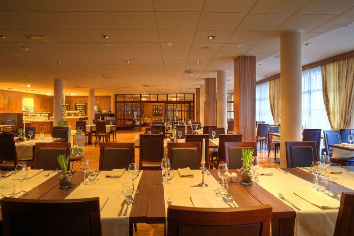 Dining 4 of 12