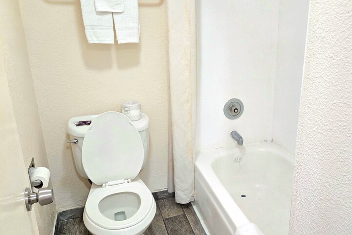 Single Queen Size Bed (3 of 11)