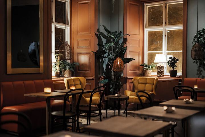 Lounge 81 of 106