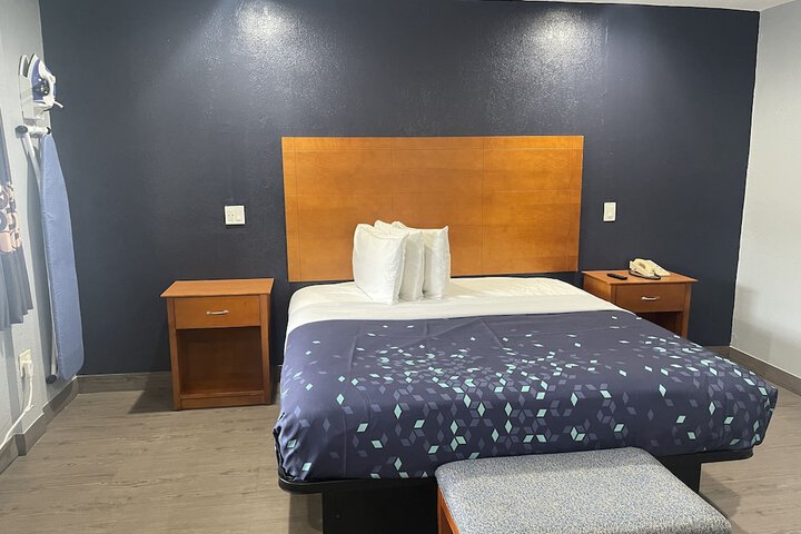 1 King Bed (7 of 9)