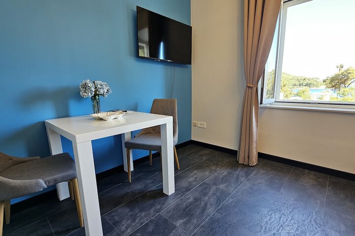 Room 102 of 140