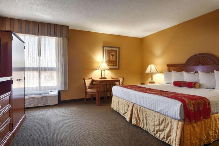 1 King Bed - Wireless High Speed Internet, Microwave, Refrigerator Continental Breakfas (5 of 9)
