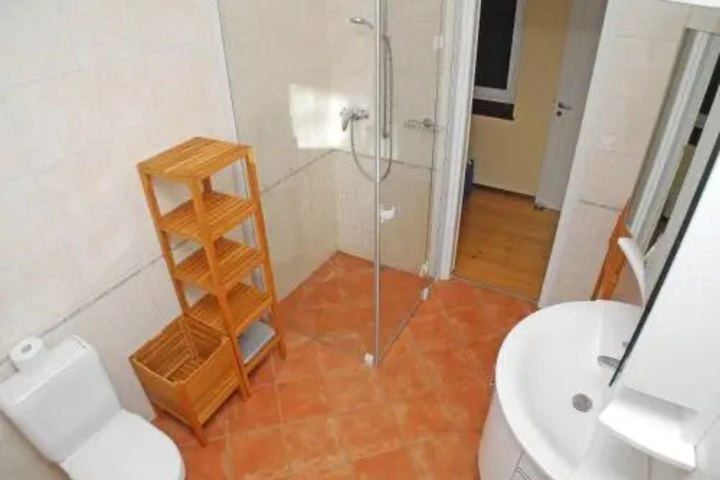 Room 6 of 10