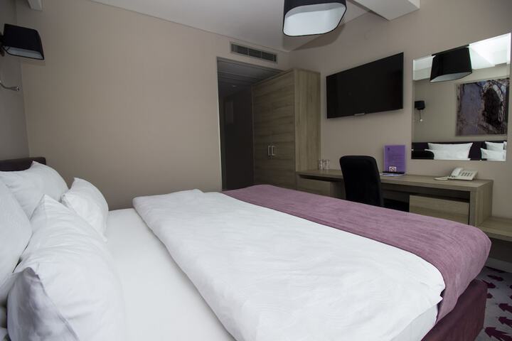 Room 6 of 136