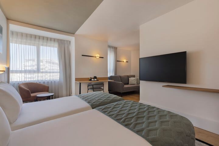 Room 44 of 100