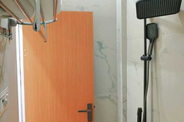 Room 8 of 10