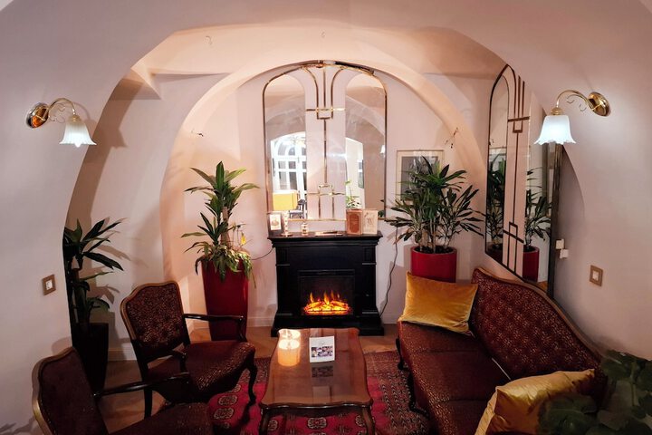 Lounge 17 of 21