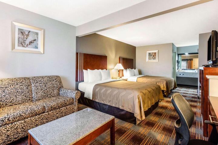 2 Queen Beds (2 of 6)