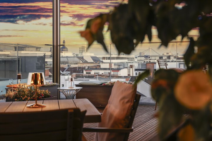 Lounge 53 of 77