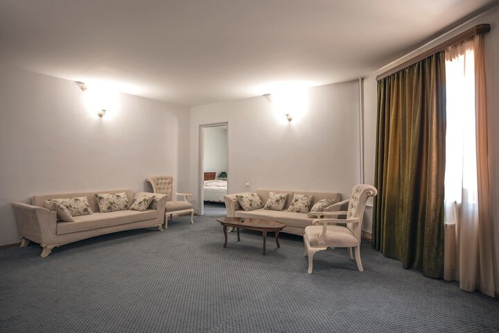 Room 8 of 18