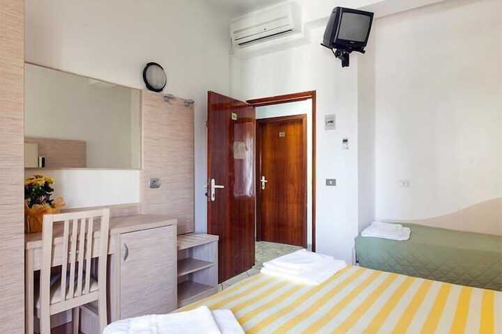Room 14 of 32