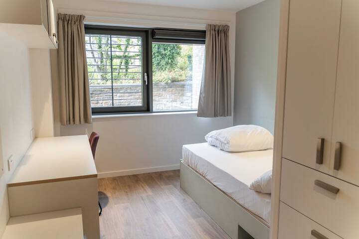 Room 5 of 33