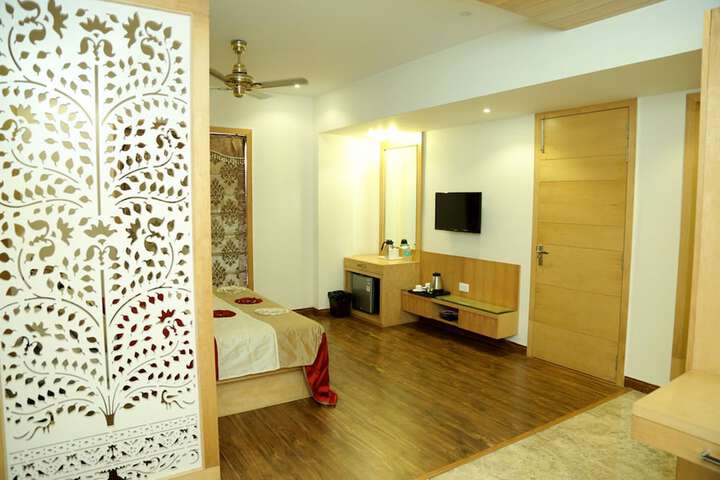 Room 9 of 38
