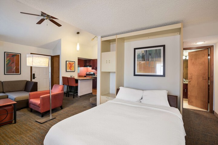 Accessible Suite King Bed Mobility Accessible Bathtb Sofa Bed Fullkt Full Breakfast (13 of 41)