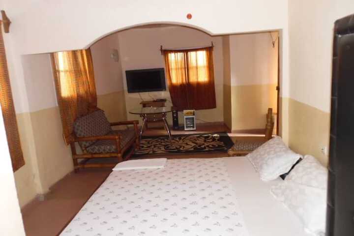 Room 4 of 9