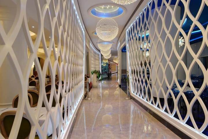 Ballroom/Hall 70 of 76