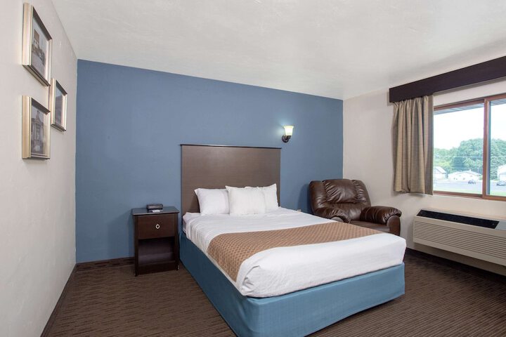 2 Queen Beds (9 of 10)