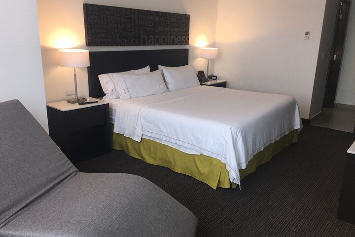 Room 6 of 93