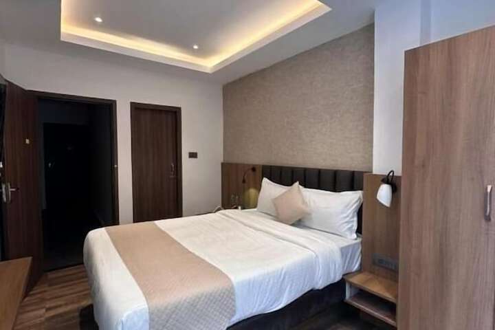 Room 3 of 32