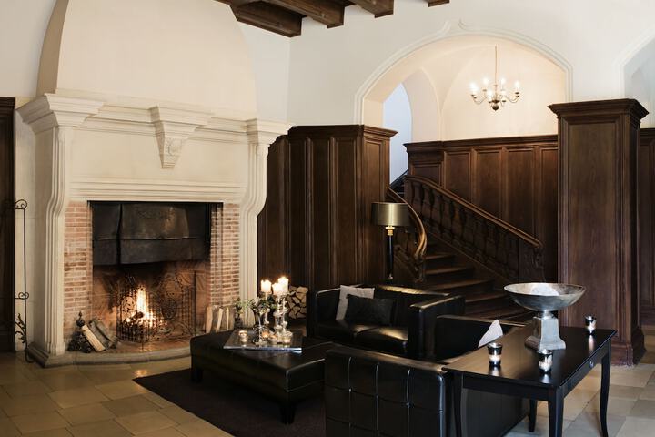 Lobby lounge