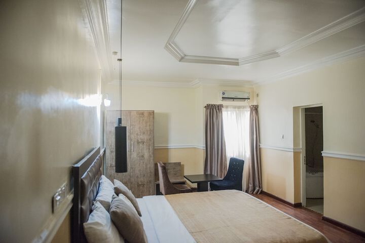 Room 14 of 28