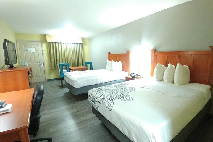 2 Double Beds - Wireless High Speed Internet Accessible Microwave and Refrigerator, Coffee (20 of 20)