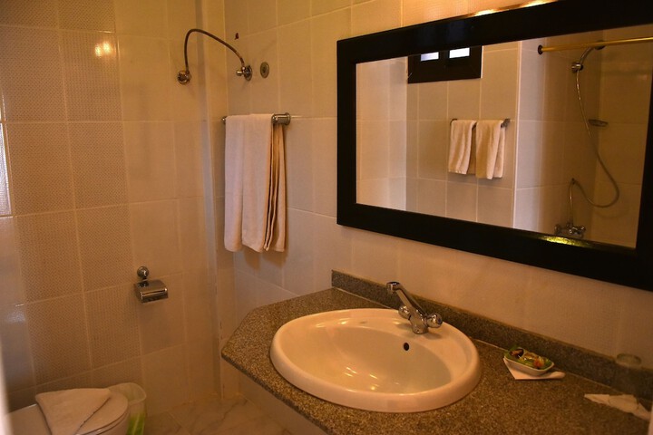 Room 6 of 28