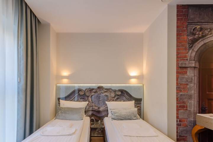 Room 32 of 146