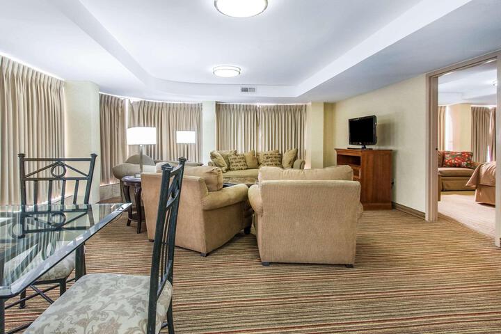 1 King Bed (2 of 14)