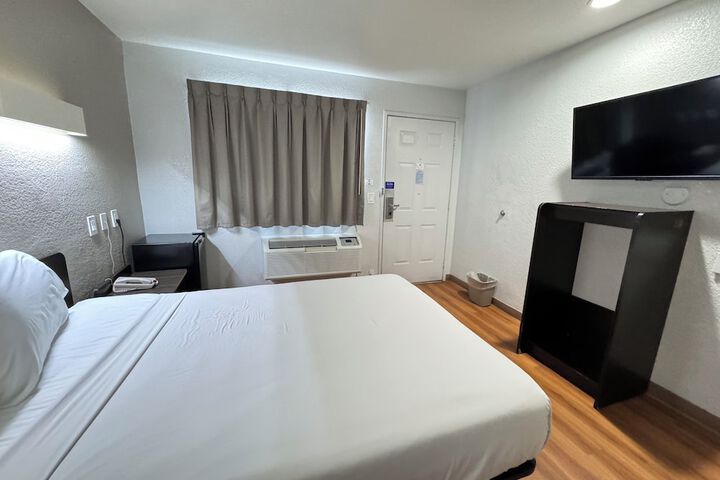 Double Deluxe Queen Bed (10 of 20)