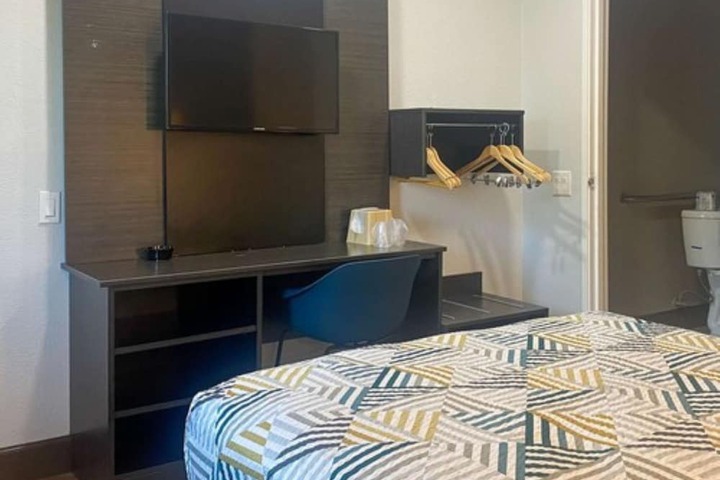 1 King Bed Refrigerator (11 of 11)