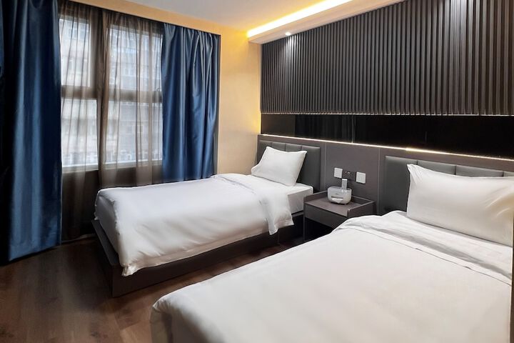 Room 9 of 19