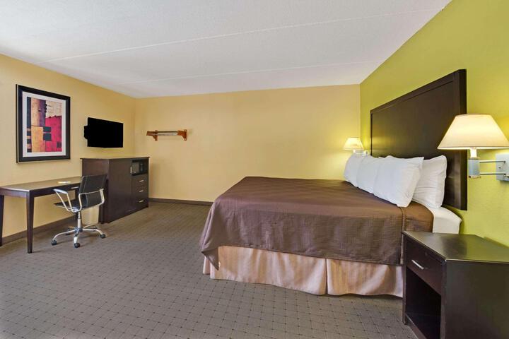 1 King Bed (3 of 11)