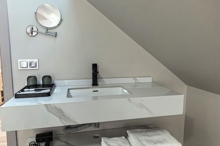 Room 12 of 27