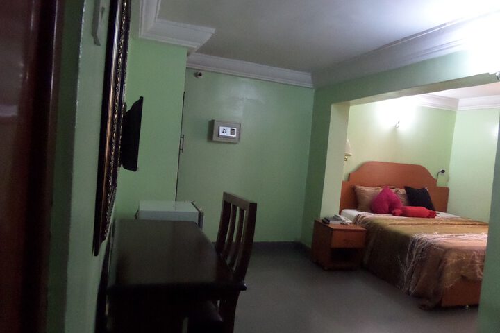 Room 4 of 33