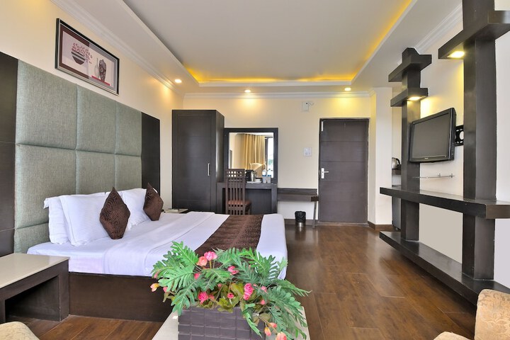 Room 9 of 42