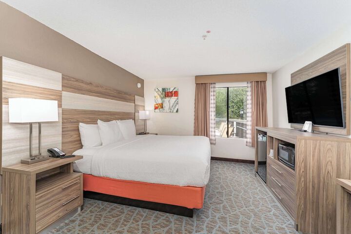 1 King Accessible Comm Assist Bathtub Microwave, Refrigerator WiFi Full Breakfast (8 of 20)