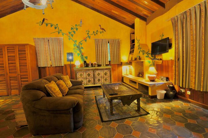 Lounge 31 of 58