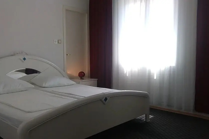 Room 6 of 18