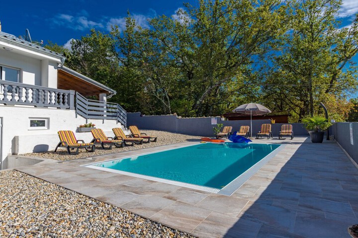 Pool 40 of 59