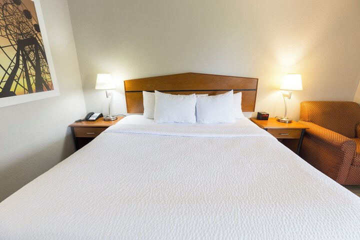 1 King Bed (7 of 19)