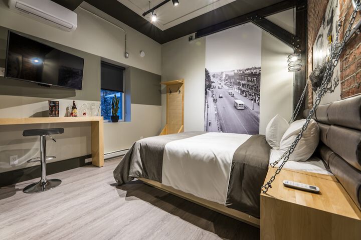 Room 6 of 12
