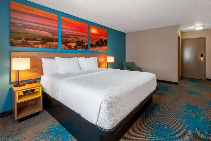 1 King Bed (6 of 10)