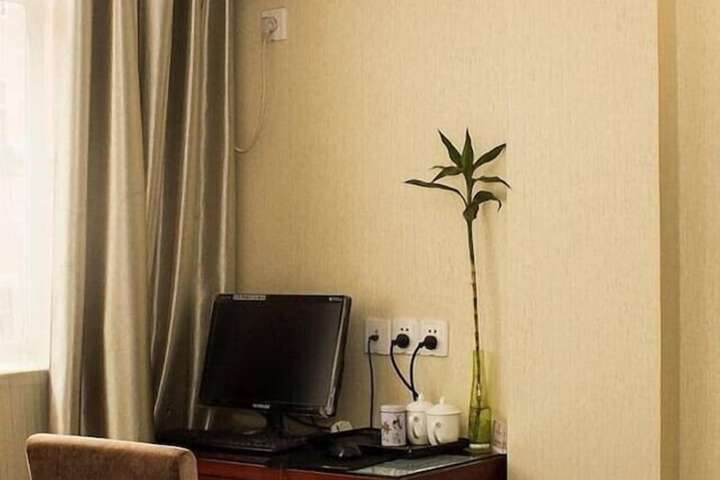Room 11 of 16