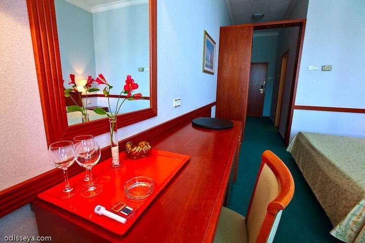 Room 10 of 37