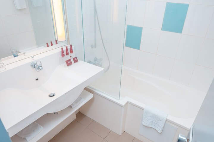 Room 24 of 48