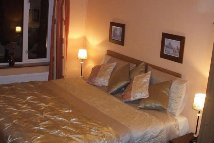Room 9 of 18