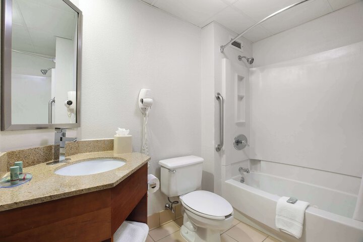 1 King Accessible Comm Assist Bathtub Microwave, Refrigerator WiFi Full Breakfast (3 of 19)
